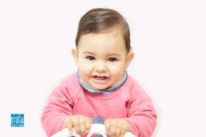 Retrato bebé con jersey rosa. Mirablau Foto Vídeo.