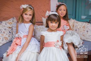 Fotografía de Primera Comunión Mirablau-en casa grupo de niñas vestido ceremonia.