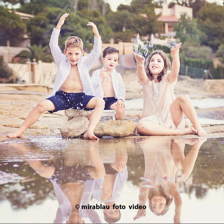 Foto retrato niños en la playa Reflejo en el agua.