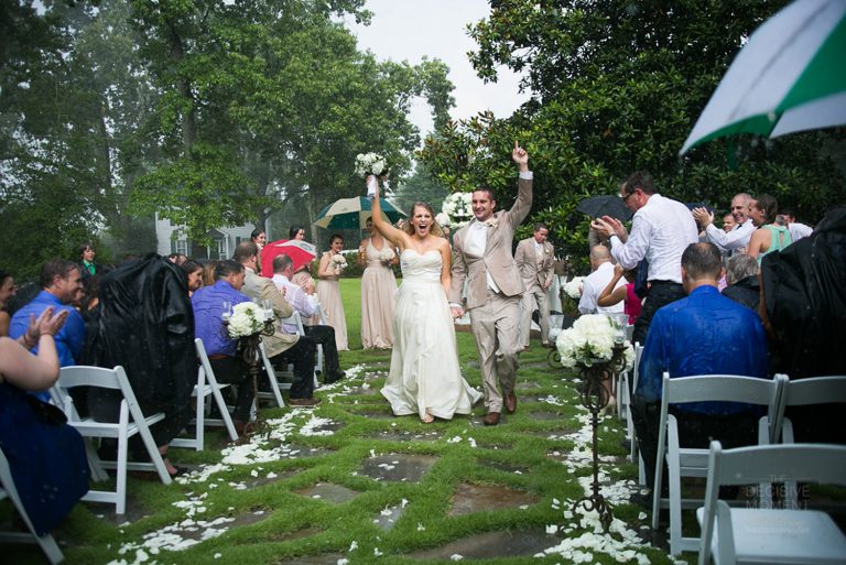 Ceremonia civil en jardín-lloviendo.