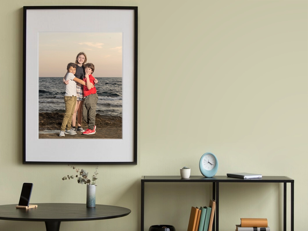 Rincón de un hogar con mesita de café y marco con foto de niños posando una tarde de otoño junto al mar