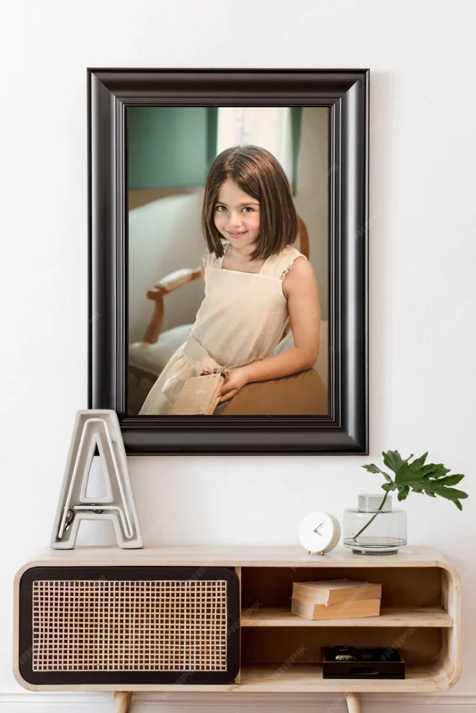 Rincón hogar con foto de niña fine arte con un marco clásico en negro