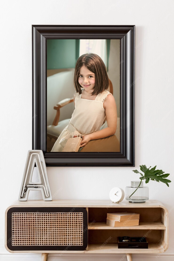 Rincón hogar con foto de niña fine arte con un marco clásico en negro