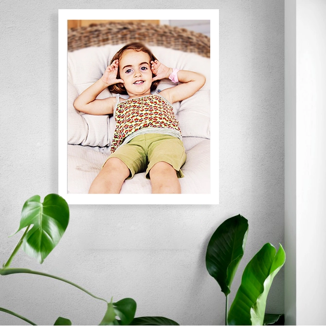 Marco en esquina de verano-tumbona-niña