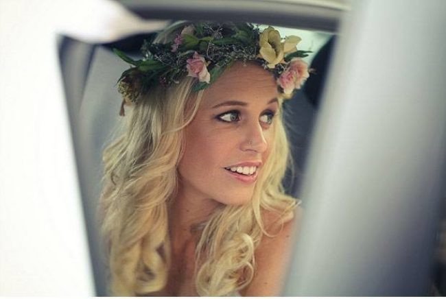 Novia con corona de flores saliendo del coche