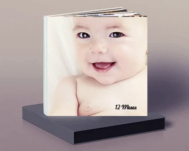 REPORTAJE EXPUESTO EN FORMA DE ALBUM CUADRADO DE UN BEBE DE DOCE MESES
