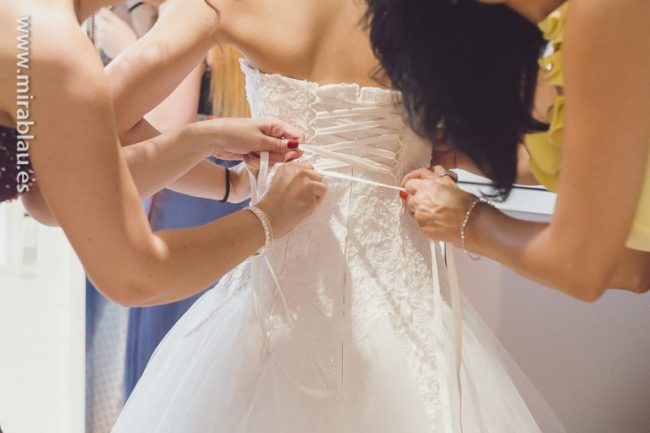Cerrando el vestido de novia con un lazo