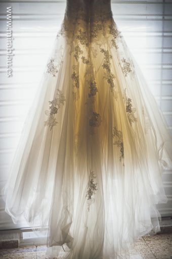 Vestido novia iluminado por ventana
