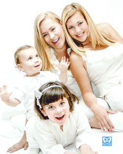 foto de mama y sus dos hijas e hijo
