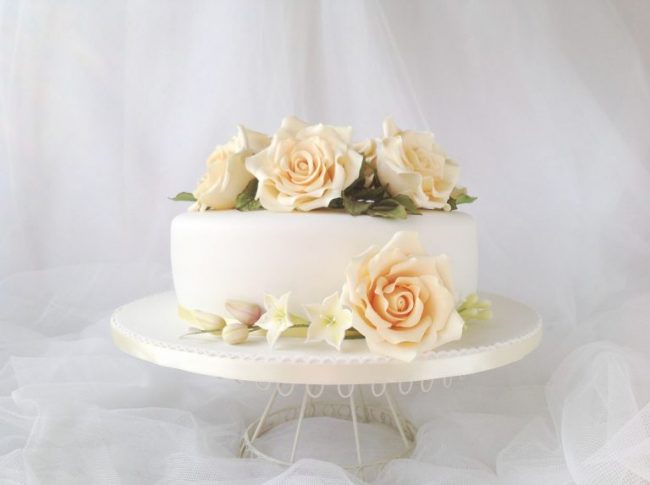 Tarta-boda-decorada-con-rosas-amarillas