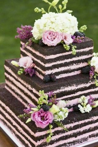 Tarta-boda-chocolate-y-nata-con-flores