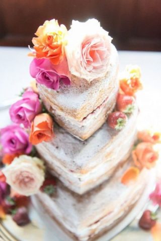 Tarta-boda-de-tres-plantas-en-forma-de-corazón-decoradas-con-rosas