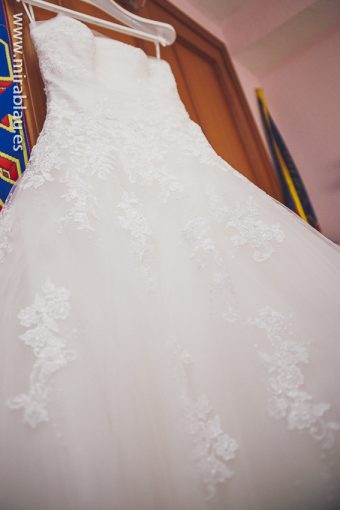 Vestido de novia colgado