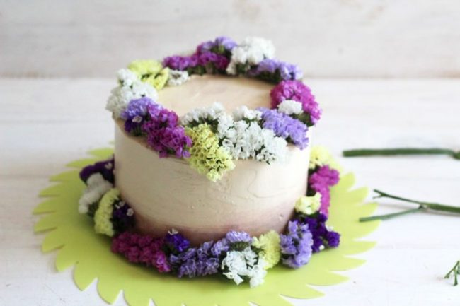 Tarta-de-boda-decorada-con-flores-primaverales
