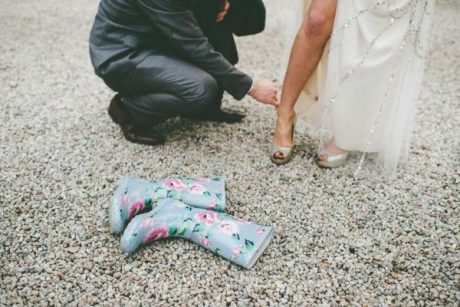 Cambio de zapatos por botas de agua para novias